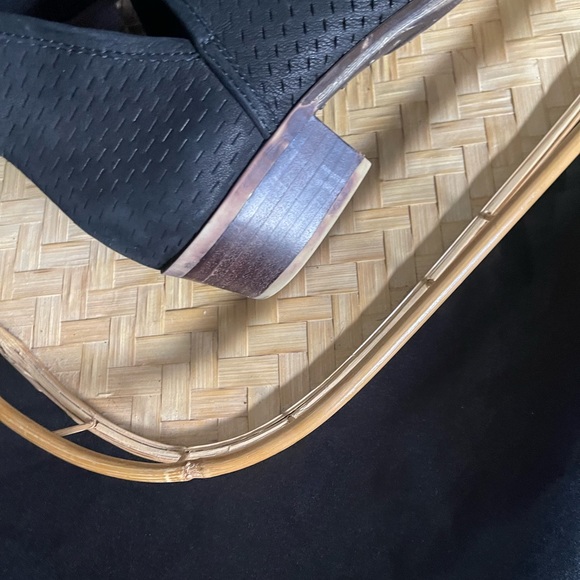 Lucky Brand Baley Black Leather Heel Booties Perforated 9M - Picture 3 of 4